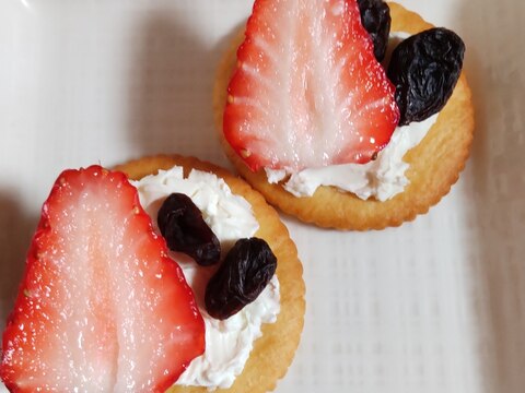 いちごとレーズンのカナッペ